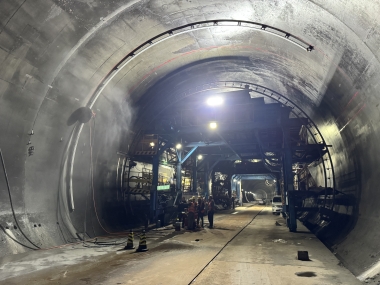 隧道切割套衬换拱，隧道V型开槽